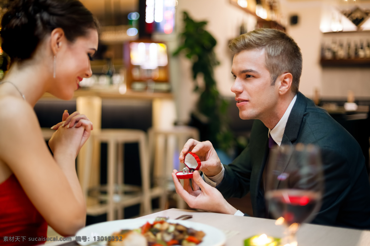 女友 求婚 男子 情侣 外国情侣 亲密 笑容 餐厅 情侣素材 情侣图片 人物图片