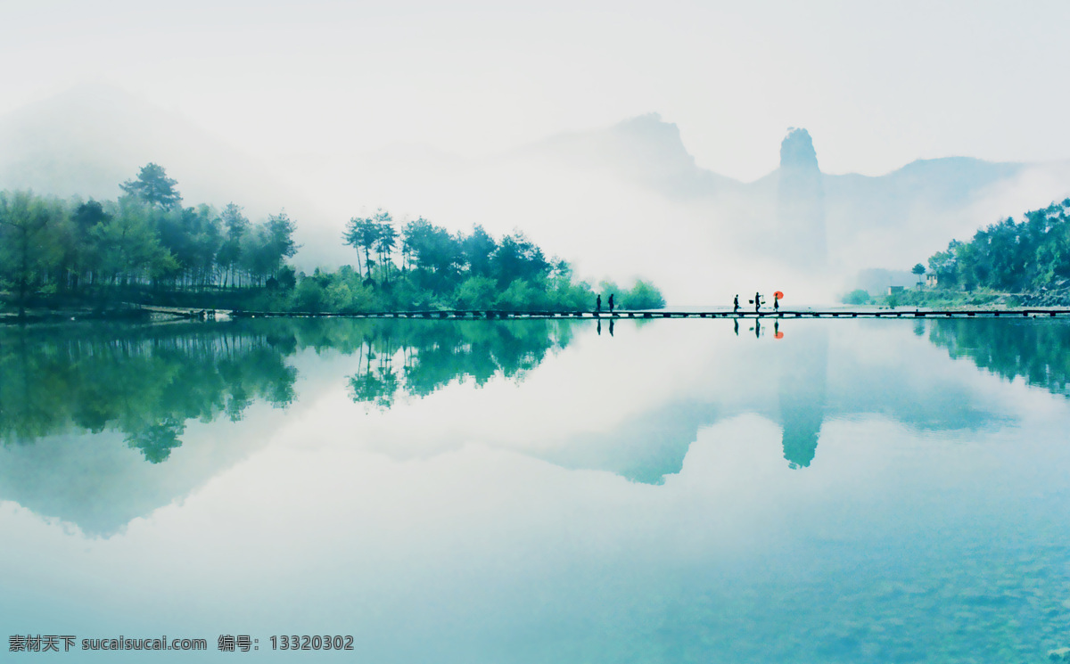 江南水乡 树木 长桥 行人 红纸伞 远山 湖水 倒影 自然风景 自然景观
