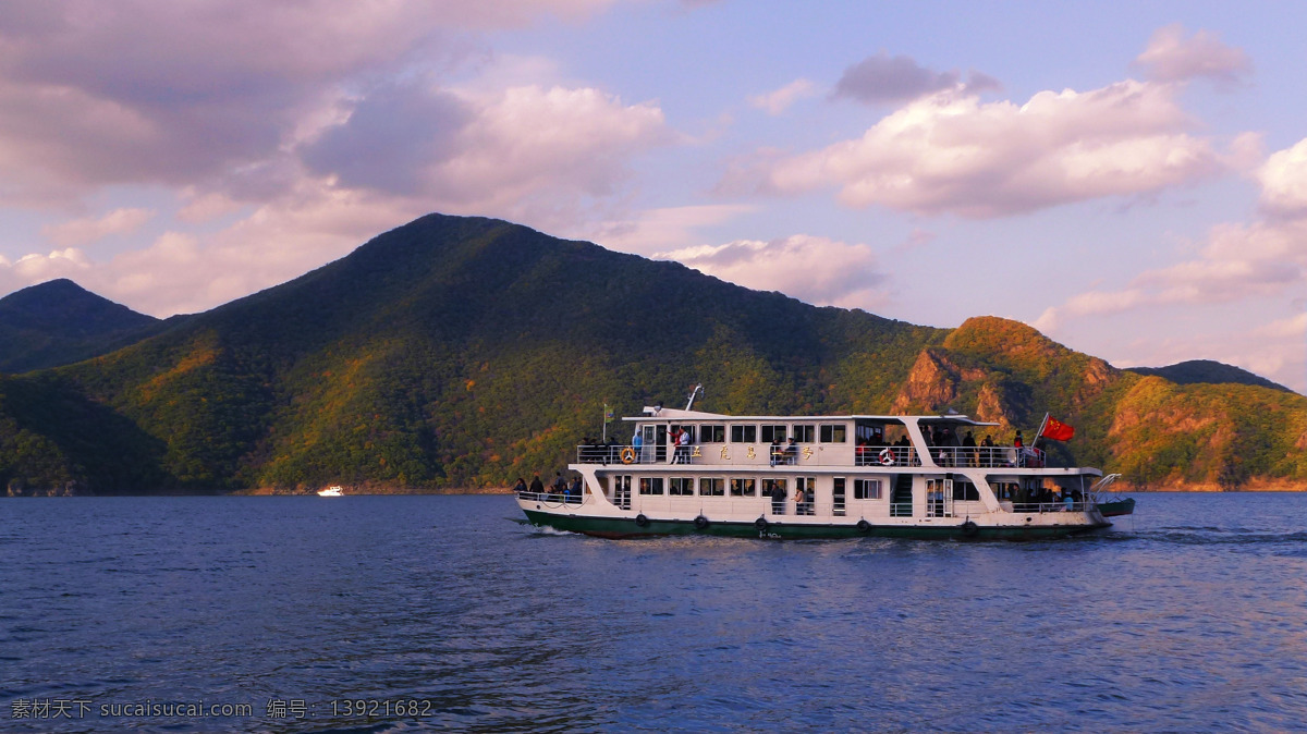 白云 国内旅游 国旗 湖水 黄昏 蓝天 旅游摄影 松花湖 风景 非 高清 松花湖风景 吉林 吉林市 吉林松花湖 远山 天空 夕阳 游船 psd源文件