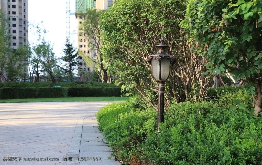 庭院灯 高档小区 绿色 草地 城市生活 景观 健康 复古 铁艺 黑色 生活百科 生活素材