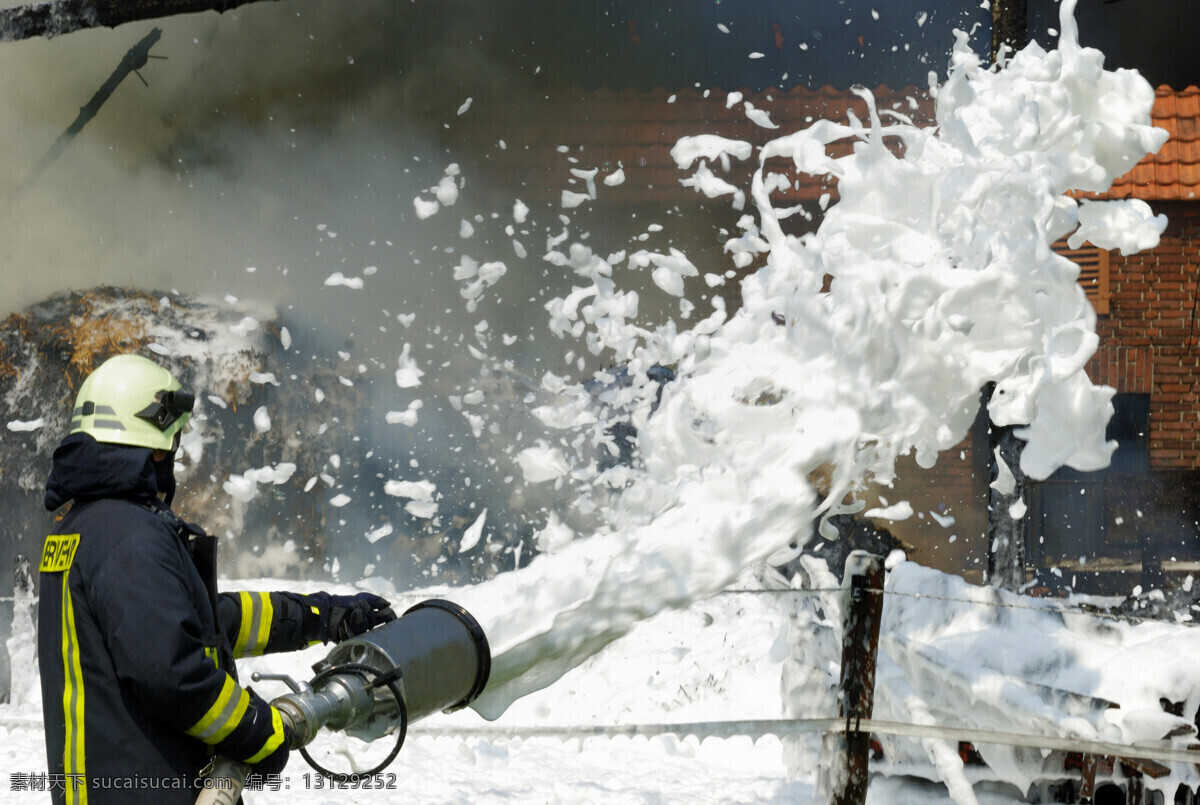 灭火 消防队员 消防队 消防车 救火 火警 其他类别 商务人士 人物图片