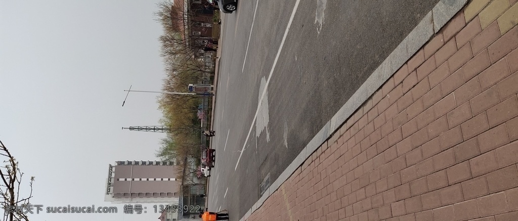 马路 环卫工 路沿石 红砖 楼房 路灯 路牌 天空 阴天 雾霾 油漆路 建筑园林