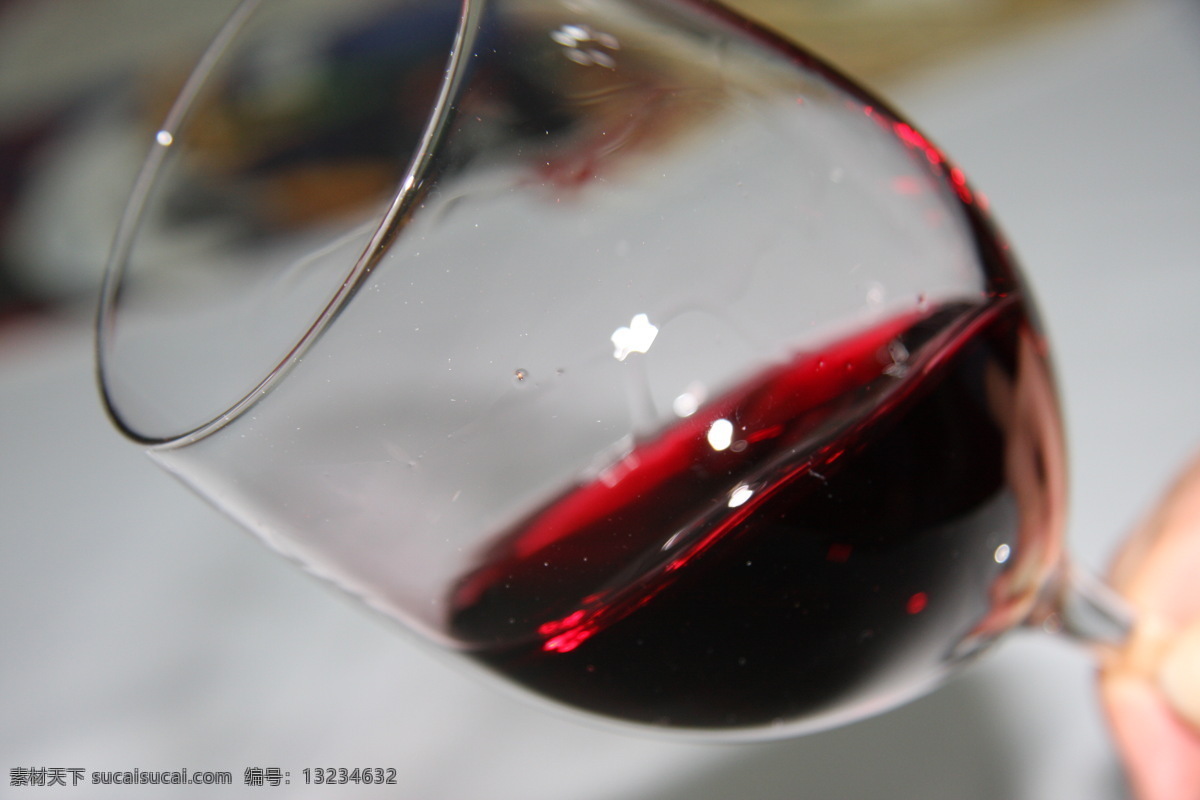酒杯 葡萄酒 红酒杯 高清酒杯 红葡萄酒 品酒 红酒素材 高档红酒 酒杯倾斜 餐饮美食 饮料酒水