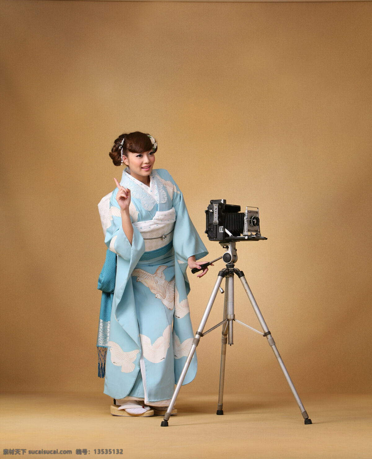 复古 和服 模特 女性女人 人物图库 日本 少女 展示 日本和服展示 木屐 照相机 psd源文件