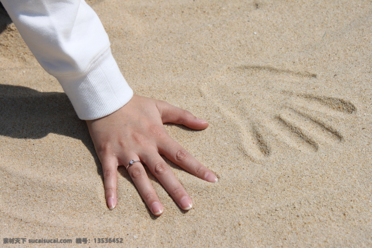 海滩 上 手印 大海 戴戒指的手 人物图库 日常生活 手 滩上的手印 psd源文件