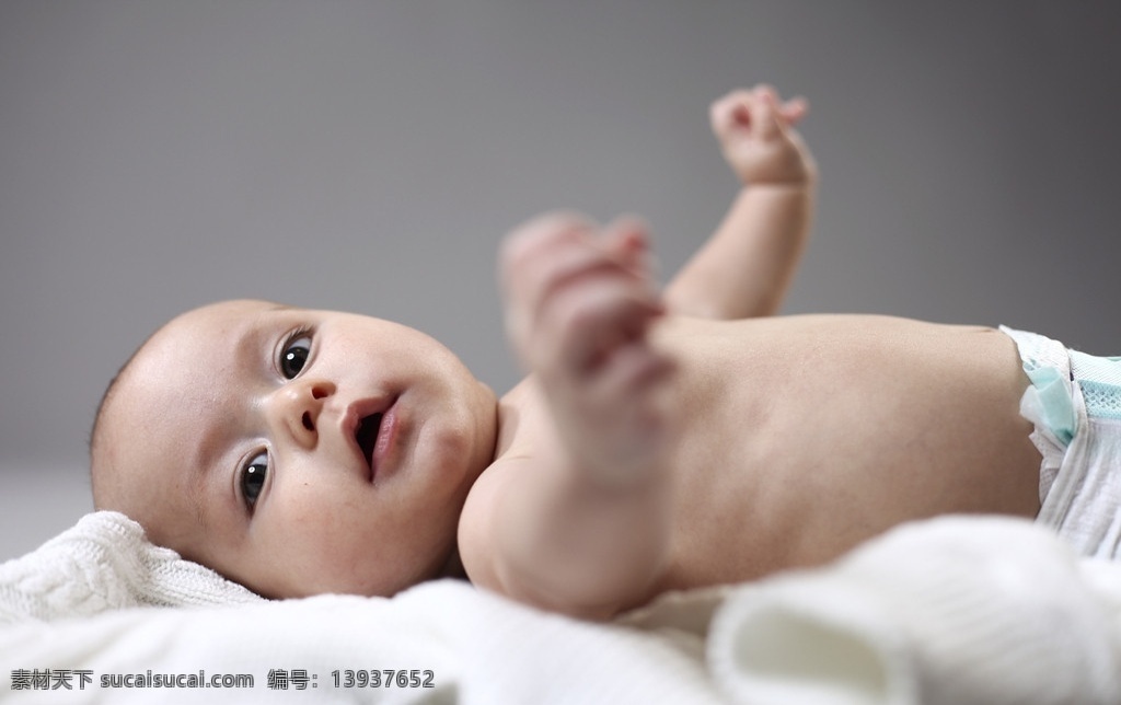 外国婴儿 毛巾 纸尿片 婴儿表情 宝宝 国外婴儿 儿童幼儿 人物图库