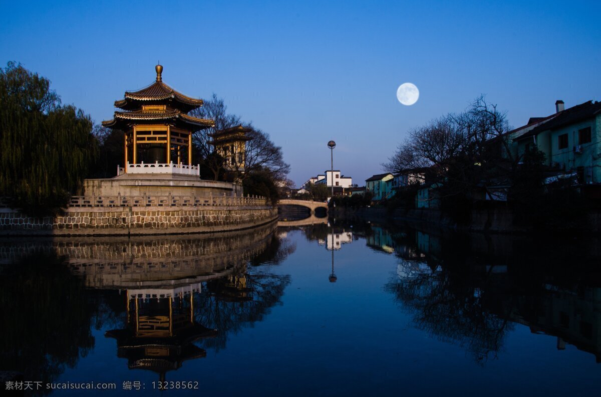 上海七宝古街 上海 七宝 古街 风景 旅游 古镇 楼阁 月亮 河水 傍晚 黄昏 旅游摄影 国内旅游 灰色