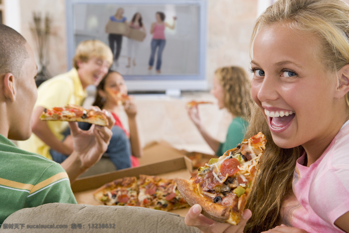 吃 披萨 时尚 青年 时尚美女 时尚青年 男生 女生披萨 比萨 意大利美食 西餐 美味 餐饮美食 生活人物 人物图片