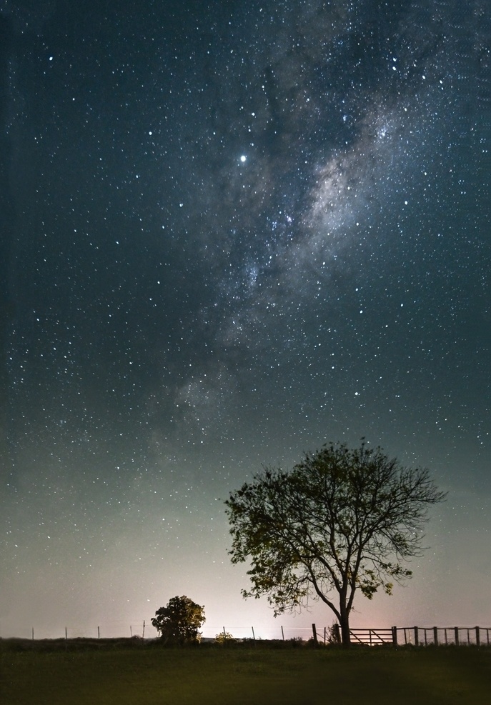 夜空 夜晚 树 星空 蓝色 黑色 背景 底纹边框 背景底纹 繁星 流星 星星 森林 山峰 湖面 自然景观 自然风景