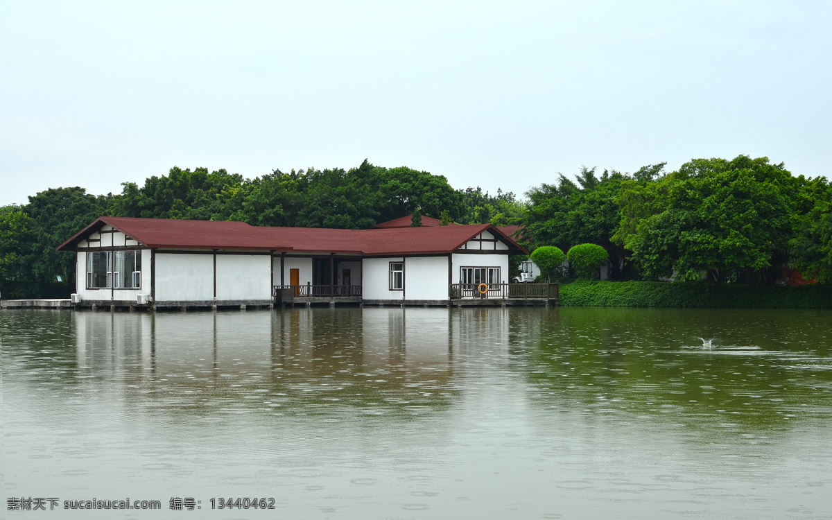 田园风景 海上田园 田园风光 田园景色 自然风景 山水风景 水上木屋 水中小屋 木屋 房子 池水 湖水 波纹 绿叶 绿枝 红瓦房 红瓦白墙 楼房 水面 蓝天 白云 树木 花草 水中倒影 深圳沙井 深圳景区 深圳景点 深圳风景 深圳旅游区 沙井西部 优美 海上 田园 自然景观