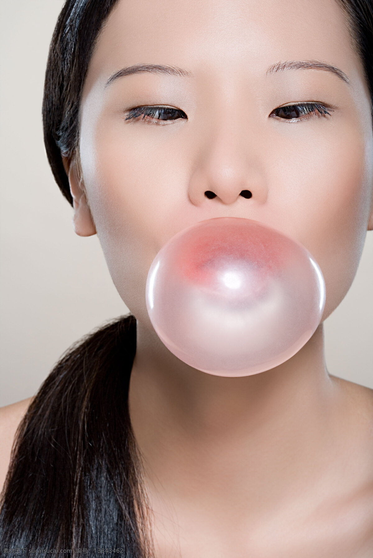 美女 吹 泡泡糖 女人 欧美 性感 创意 护肤 粉色 糖果 吹泡泡糖 海报 高清图片 美女图片 人物图片