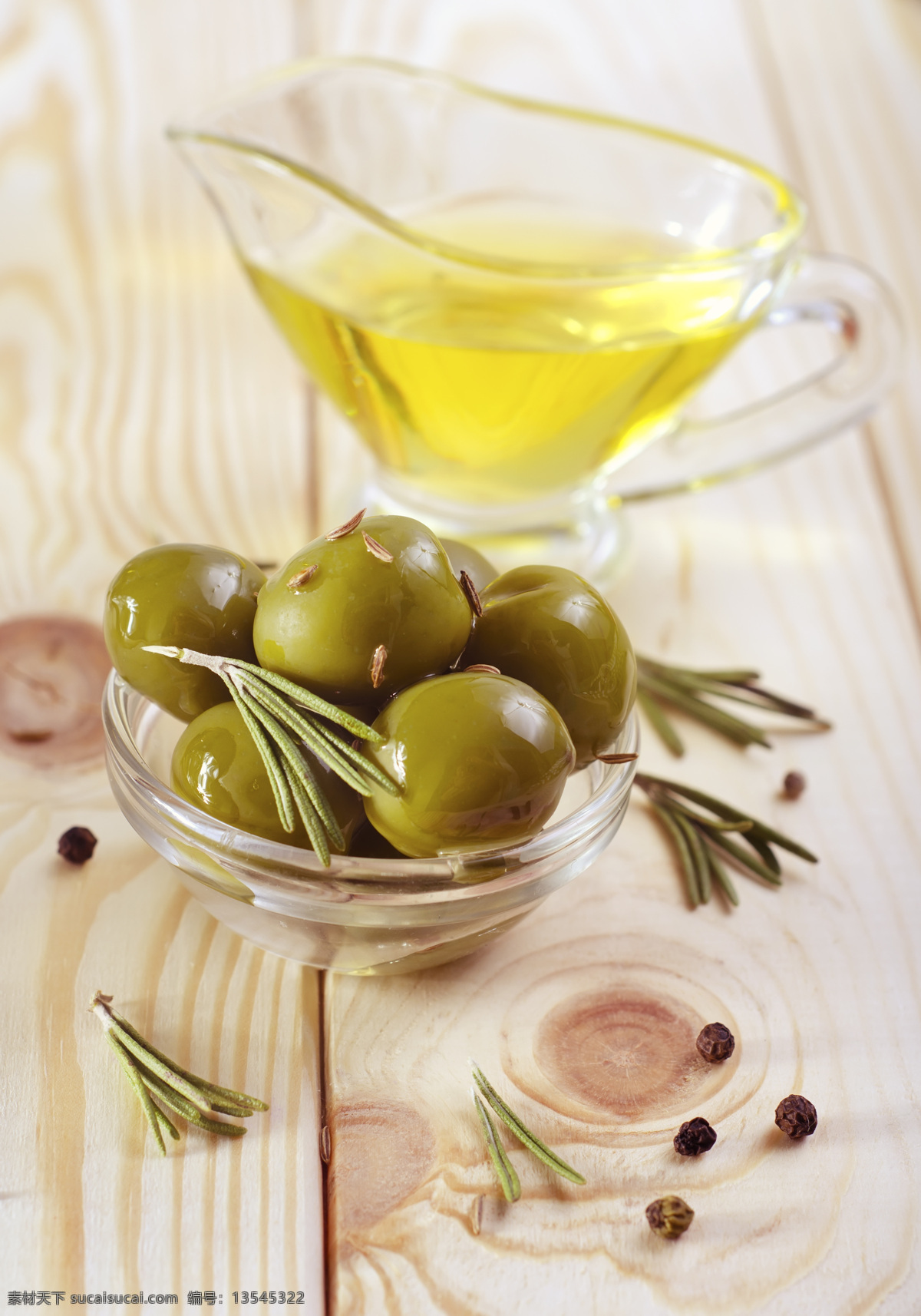 桌子 上 橄榄 橄榄油 木桌 水果 叶子 食材原料 餐饮美食