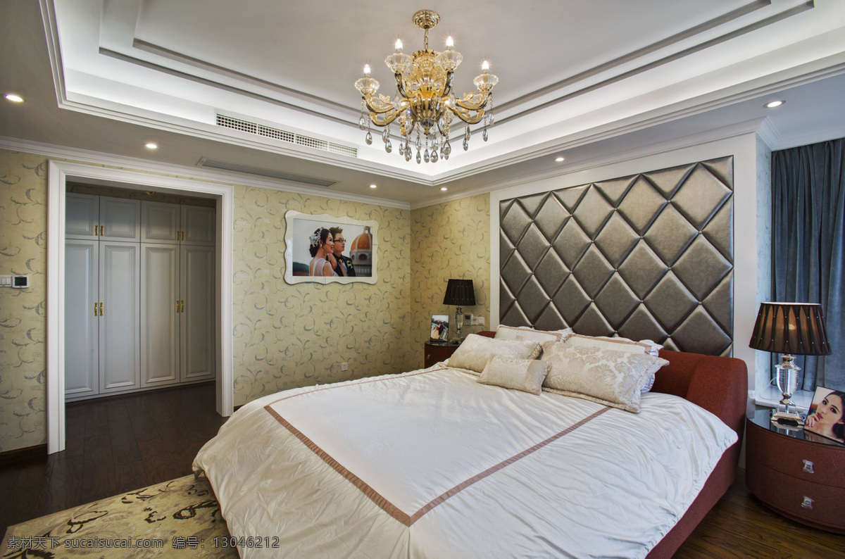 现代 时尚 冷淡 卧室 银色 背景 墙 室内装修 效果图 卧室装修 木地板 深色台灯 褐色柜子