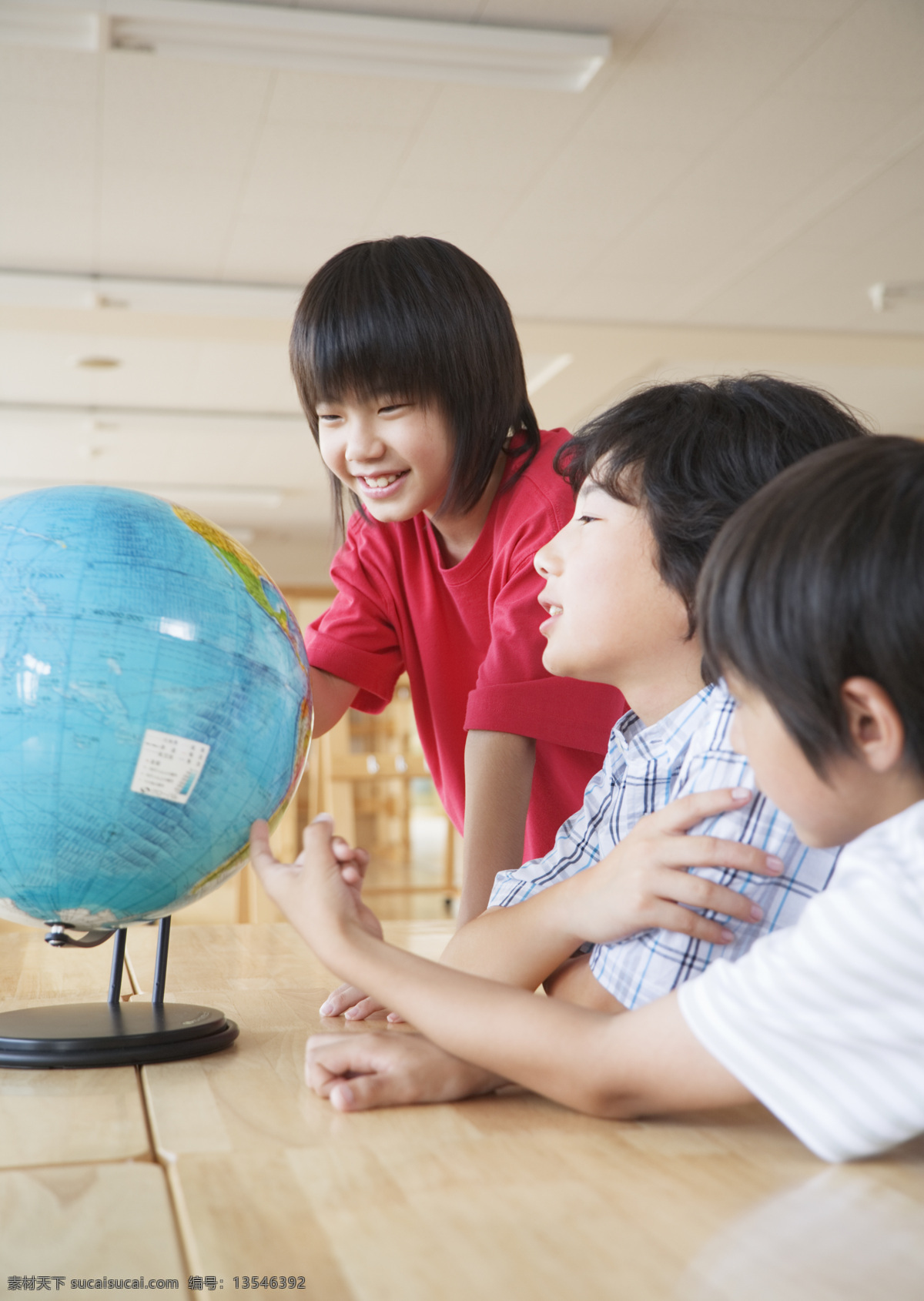 研究 地球仪 学生 儿童 男孩 桌子 教室 校园素材 地球仪素材 人物素材 高清图片 地球图片 环境家居