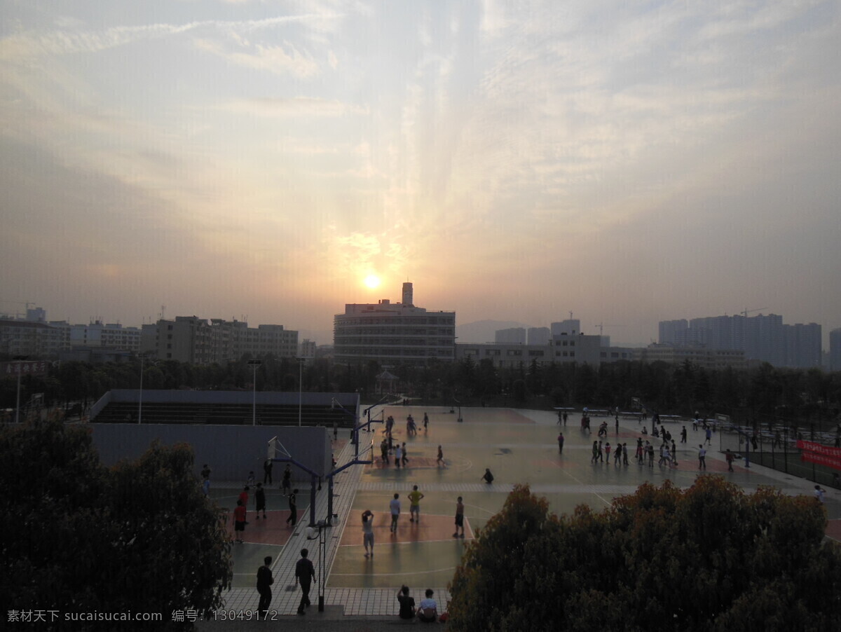 操场 蓝天 篮球场 美丽 生活百科 生活素材 夕阳 广阔