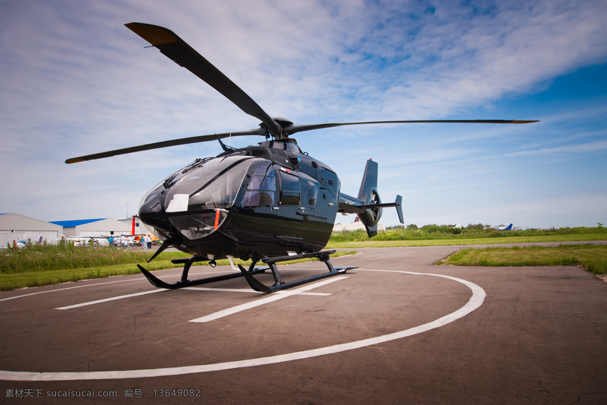 机场 上 直升飞机 直升机 交通工具 飞机 飞机图片 现代科技