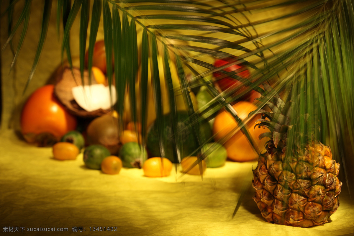椰子 叶 下 堆 水果 菠萝 新鲜水果 水果摄影 果实 水果蔬菜 餐饮美食 水果图片
