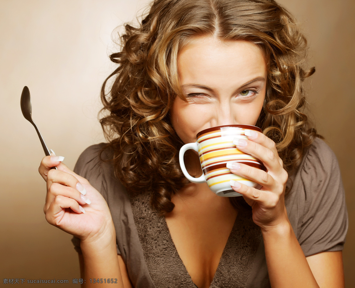 正在 喝 咖啡 卷发 美女图片 杯子 饮品 美女 女人 女性 咖啡广告 俏皮 人物图片