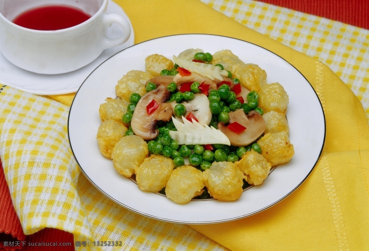杯子 餐饮美食 传统美食 蘑菇 盘子 肉丸 豌豆 炒 黄色桌布 矢量图 日常生活