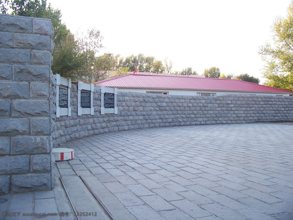 大树 东北 哈尔滨 建筑摄影 建筑园林 历史 树木 中国 影壁 平房区 731 部队 罪证 遗址 731遗址 弧形影壁 大理石碑 砖墙影壁 十字缝 砖块地面 简易房 沉重 肃目 展板 部队党建展板