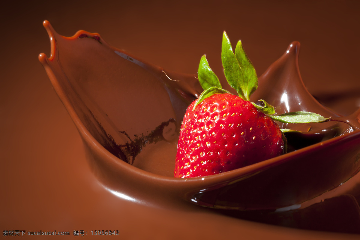 溅 巧克力 汁 草莓 餐饮美食 食物 浆果 巧克力汁 外国美食 红色