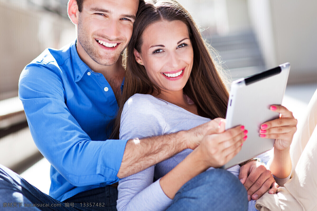 看 平板电脑 情侣 外国情侣 微笑 红色指甲 坐着 情侣图片 人物图片