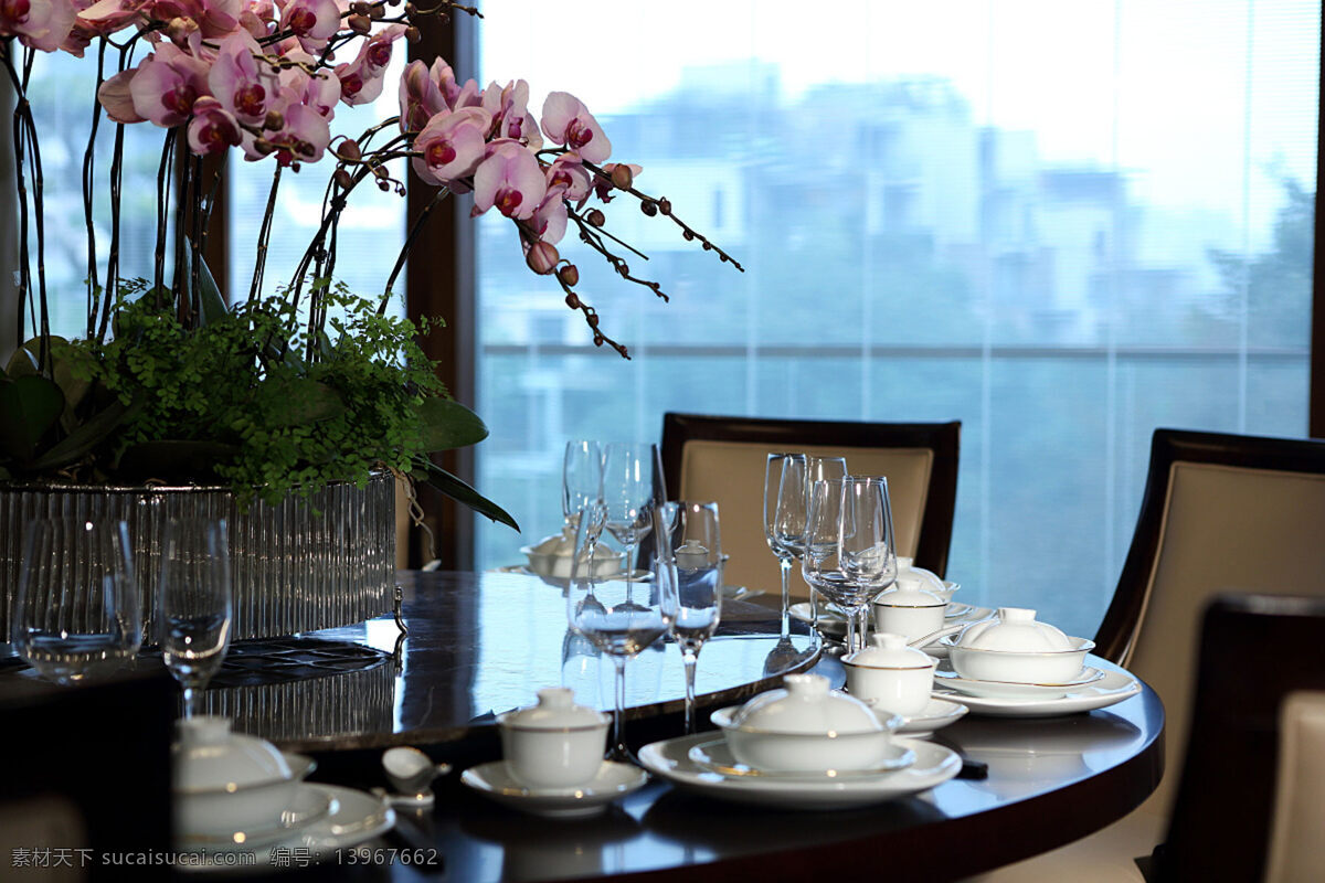 简约 餐厅 圆形 餐桌 装修 效果图 玻璃全景 餐具 盆栽 植物 桌椅