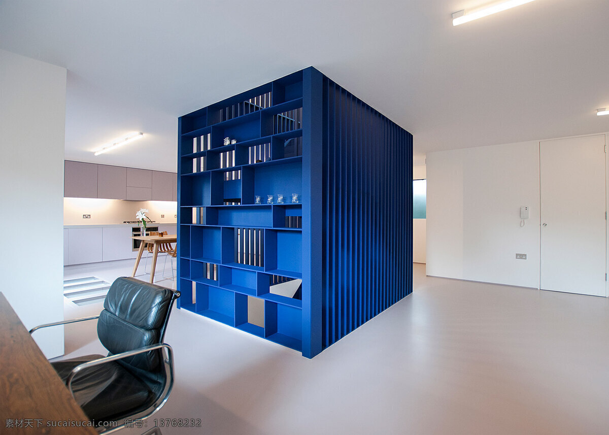 现代 时尚 客厅 米色 地板 室内装修 效果图 客厅装修 浅色地板 蓝色柜子 黑色椅子 木制餐桌