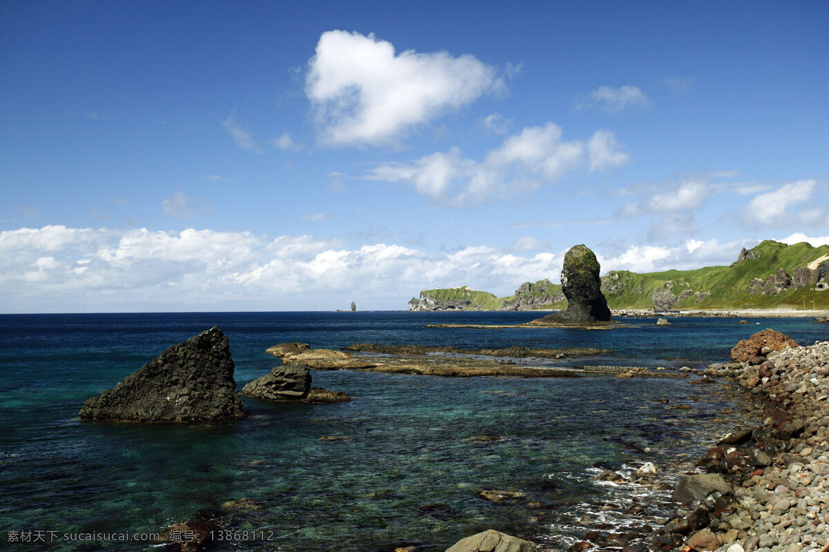 海边 岩石 大海 海岸 蓝天白云 山峰 山水风景 自然景观 边岩石 鹅卵石海滩 psd源文件