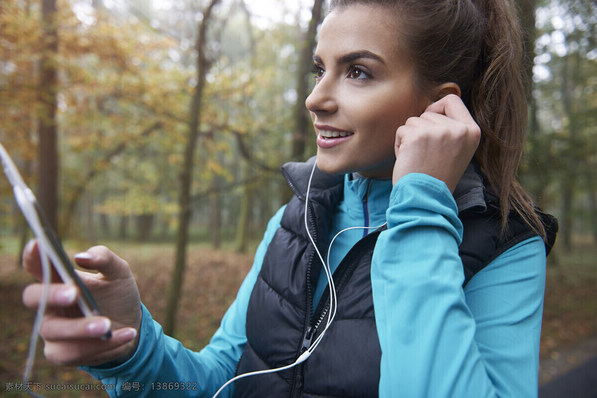 手机 听 音乐 美女图片 跑步 健身 运动 美女 运动员 耳机 听音乐 手机图片 现代科技