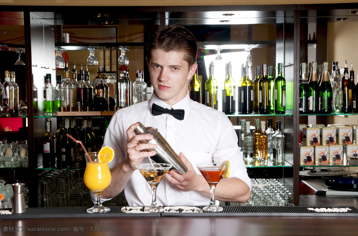 调酒 男人 酒吧 酒吧招待员 调酒师 商务人士 人物图片
