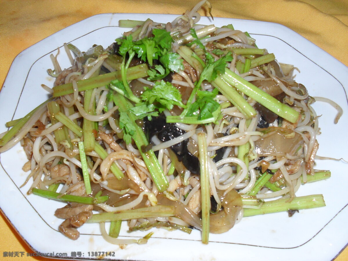 芹菜炒豆芽 芹菜 豆芽 香菜 木耳 花肉 美食 传统美食 餐饮美食