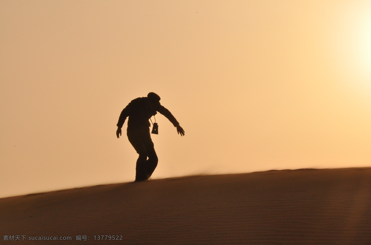 奔跑 风沙 干枯 干燥 剪影 晴朗 人物 人物图库 大西北 沙漠 行走 行进 荒凉 贫瘠 干涸 沙土 日常生活 psd源文件