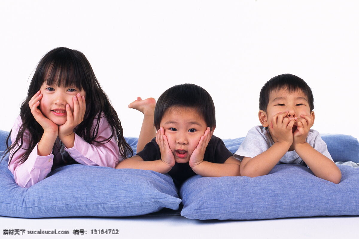 三个小孩子 小孩子 开心小孩 爬着 儿童幼儿 人物图库