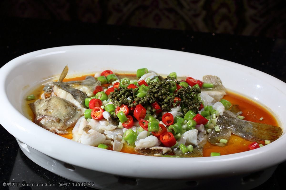 鲜 花椒 葱油 淋 多宝 鱼 鲜花 椒葱油 多宝鱼 辣椒油 红辣椒 青辣椒 菜盘 盘子 菜式 餐饮美食 传统美食
