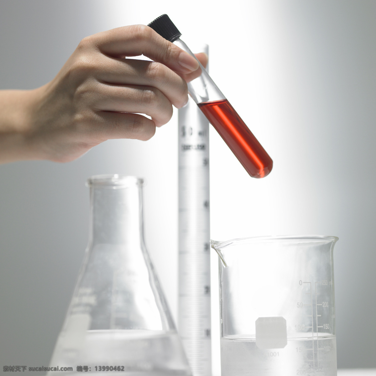 科学研究 试管 现代科技 医疗护理 试管实验 生物实验 量杯 玻璃试管 彩色试管 手拿试管 彩色液体 褐色液体 生物科学 生物研究 生物实验室 科学医疗 矢量图