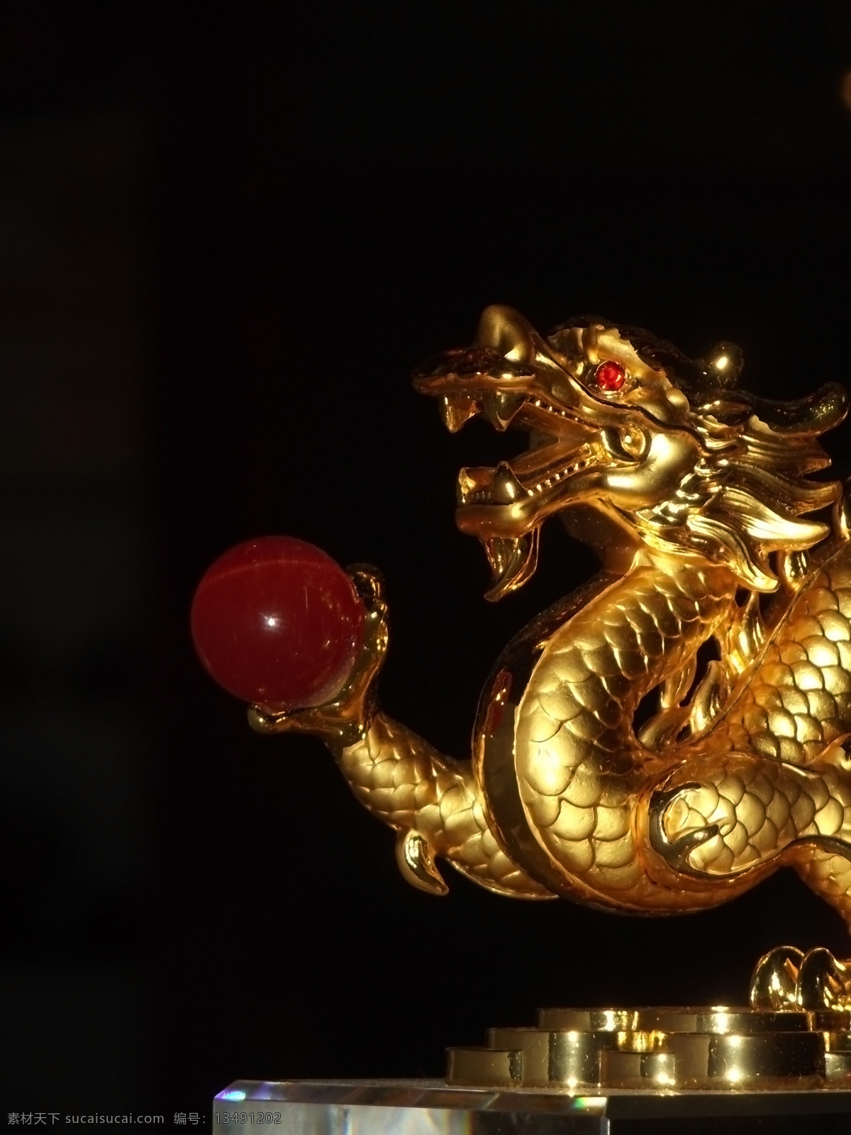 金龙 龙雕 中国龙 龙年 2012 春节 真龙 新年 龙年大吉 金龙献瑞 龙珠 新年喜庆 贺年素材 节日素材 海报 龙年吉祥 新春 中国风 龙年广告 龙年素材 金碧辉煌 传统文化 文化艺术 精品拍摄