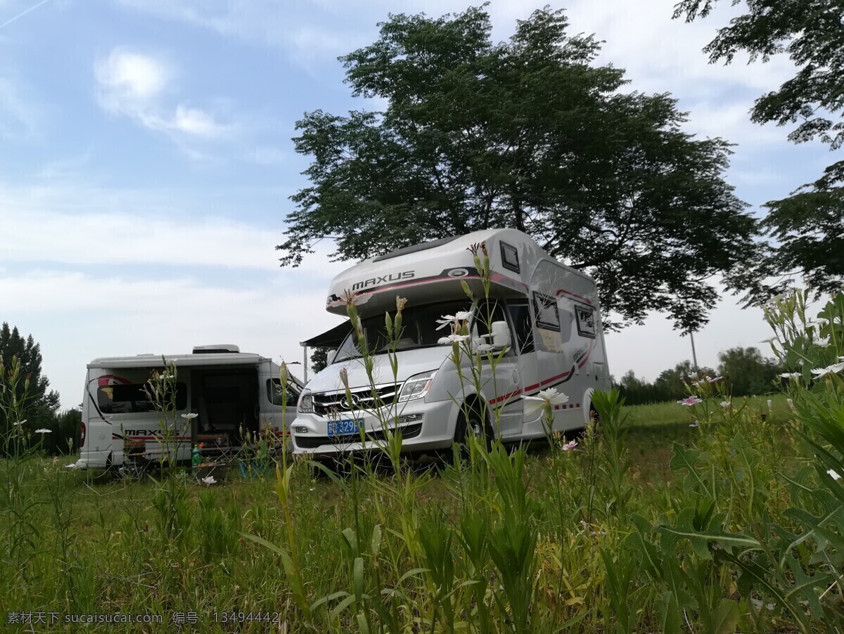 草地上的房车 房车 草地 汽车 露营 天空 树木 交通工具 现代科技