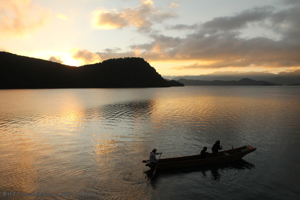 泸沽湖黄昏 泸沽湖 山水 天空 黄昏 小船 风景 夕阳 云彩 倒影 阳光 自然风景 旅游摄影