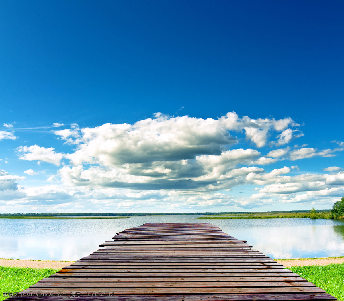 蓝天 白云 下 木桥 湖水 绿草 天空 自然风景 自然景观 自然风光