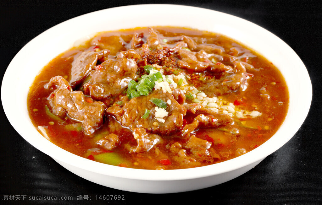水煮肉片 中餐 美食 川菜 辣味 家常菜 香辣 中式菜肴 肉类菜品 汤汁浓郁 传统美食 蒜香 红油 麻辣口味 热菜