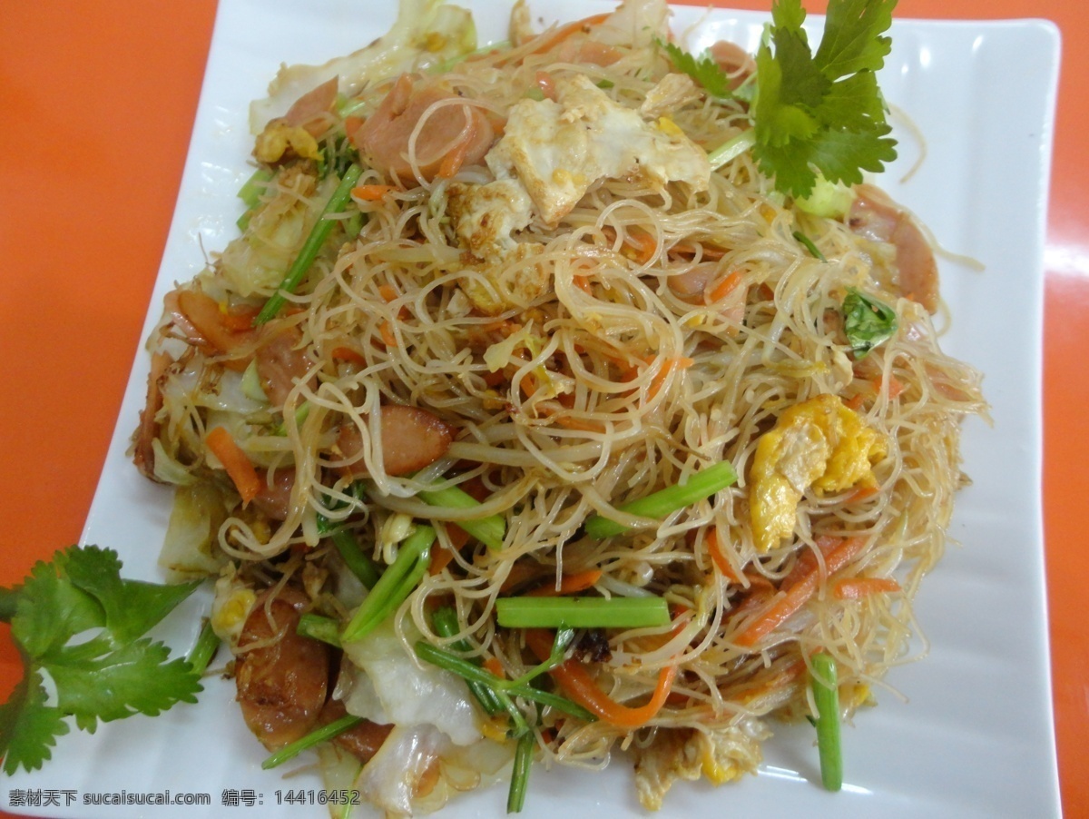 炒米面 炒面类 米面 鸡蛋 芹菜 火腿肠 面食类 传统美食 餐饮美食