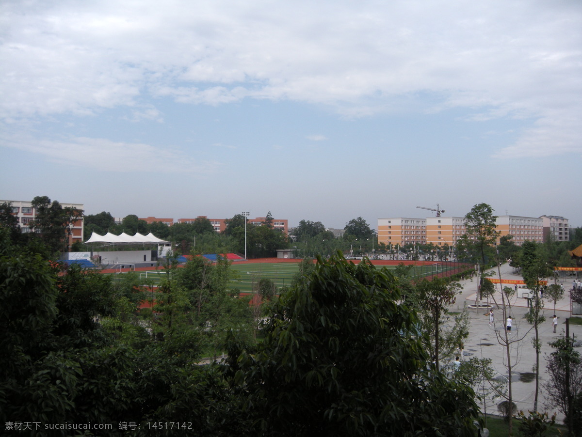 四川师范大学 四川 师范大学 成都 学院 川师成都学院 学校 操场 足球场 草地 蓝天 树木 体育场 建筑摄影 建筑园林