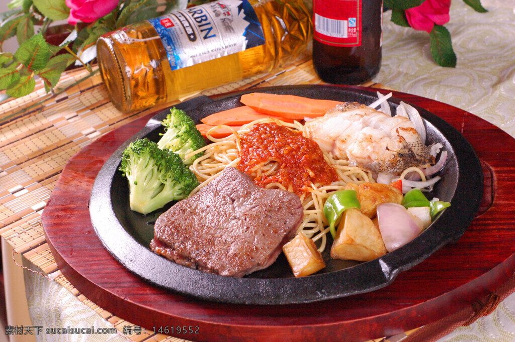 铁板双拼 番茄酱意面 健康蔬菜 西式美食 牛排铁板 鱼排铁板 西式佳肴 意面搭配 营养均衡 铁板料理 蔬菜搭配 番茄酱料理 餐饮美食 精致摆盘