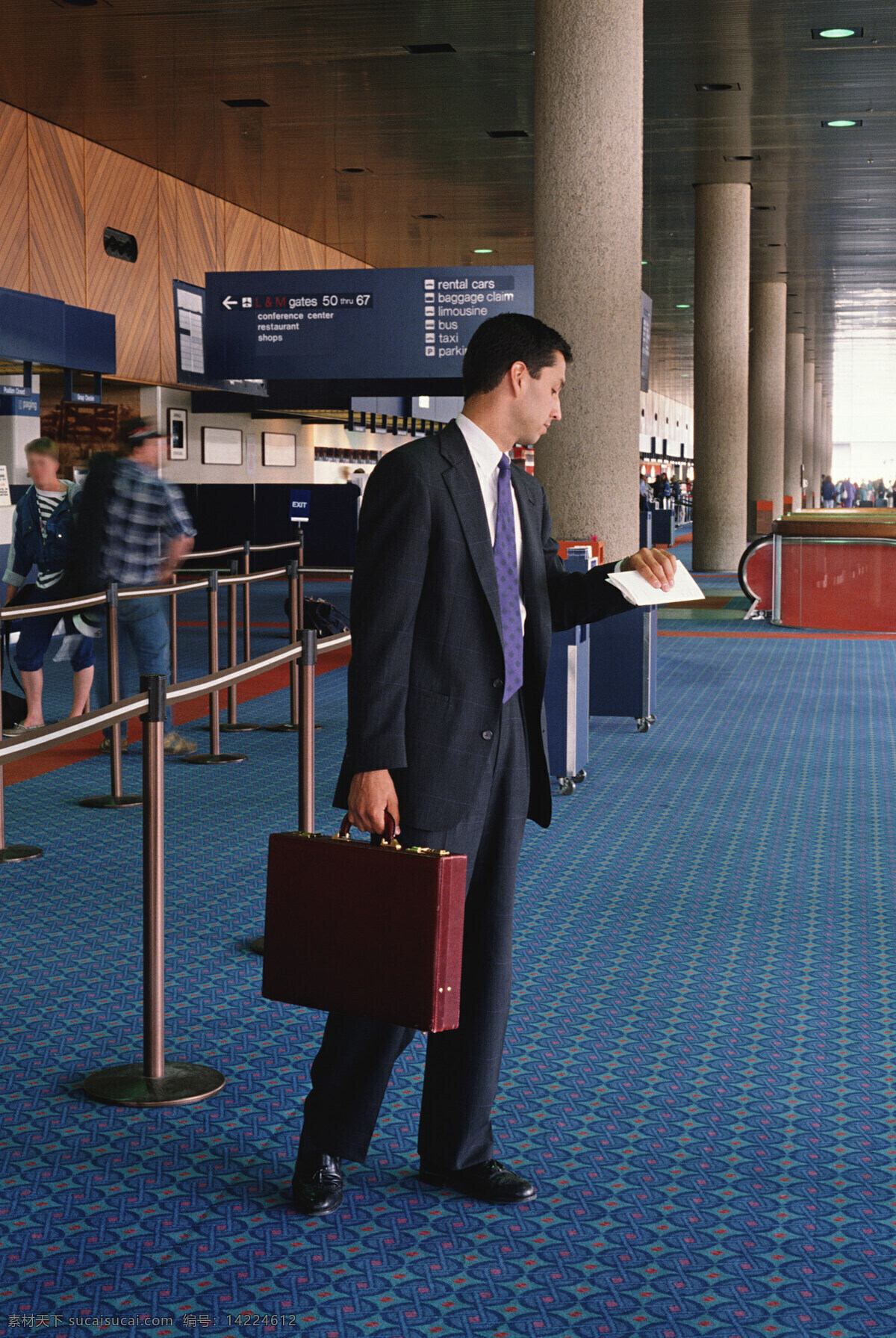 商务 男士 机场 机票 时间 手表 行李 商务金融 商务素材 摄影图库