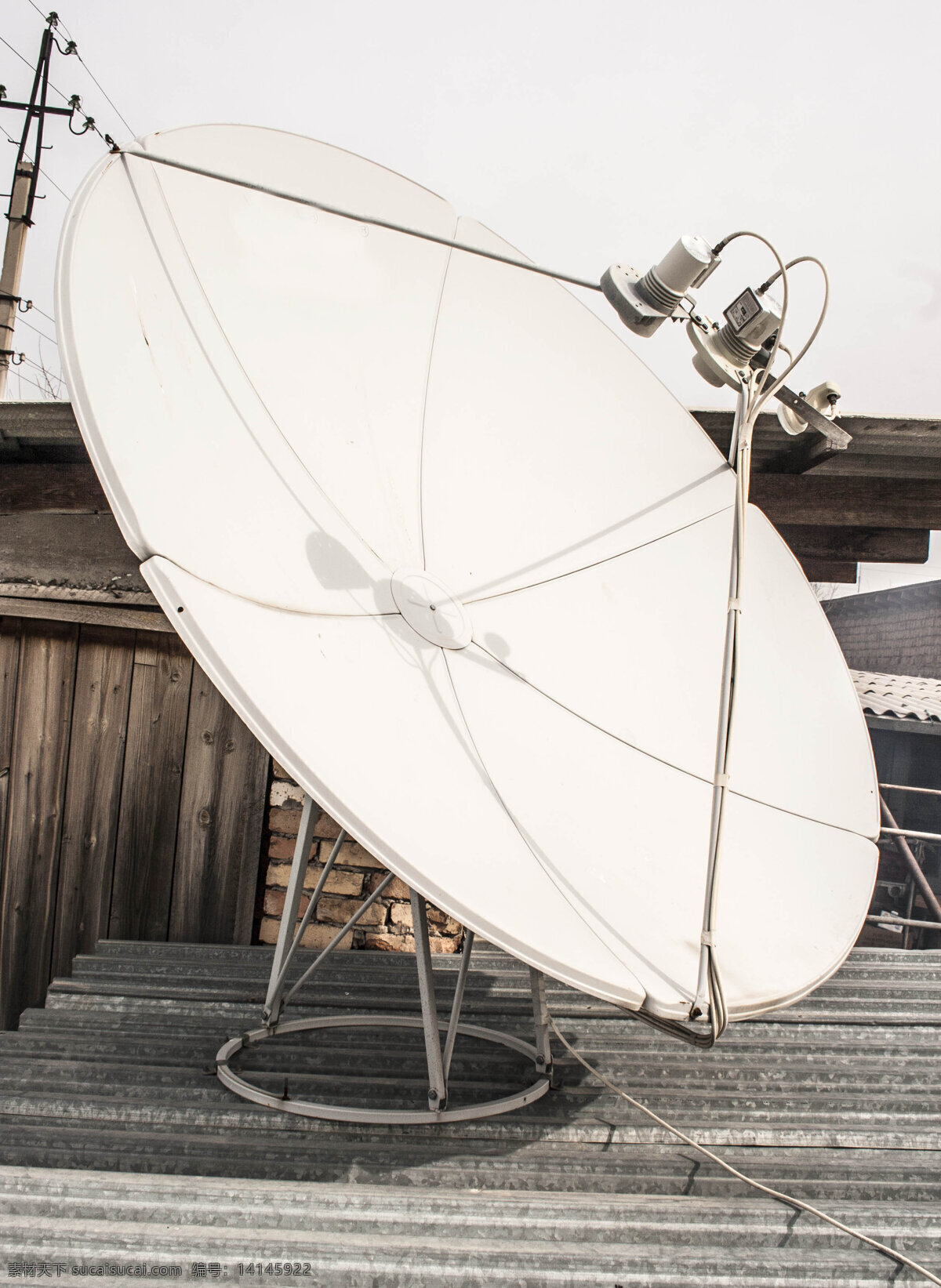 白色 卫星 接收器 蓝天 铁架 卫星接收 信号塔 高科技 信息 通讯网络 现代科技