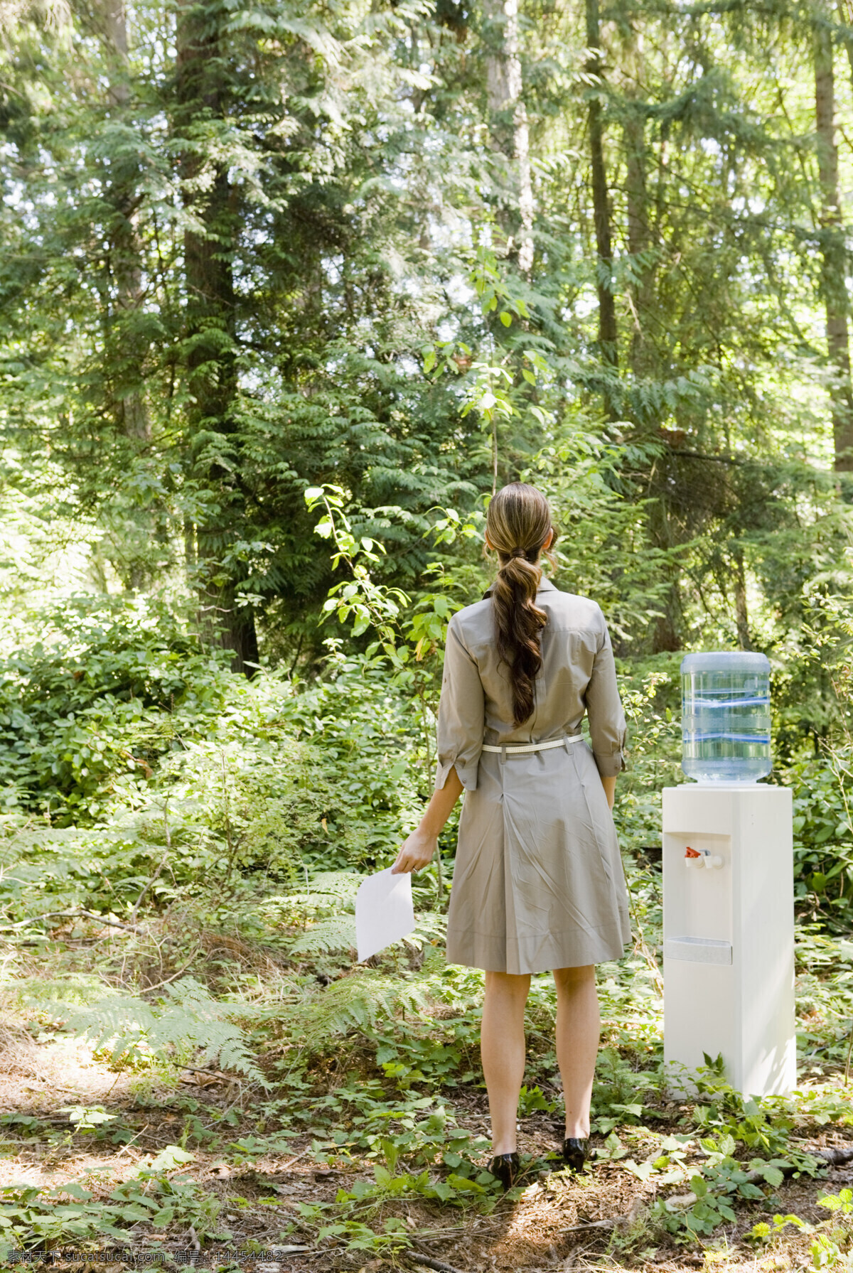 站立 饮水机 旁边 女人 户外 户外生活 人物 树林 自然 好环境 背影 生活人物 人物图片
