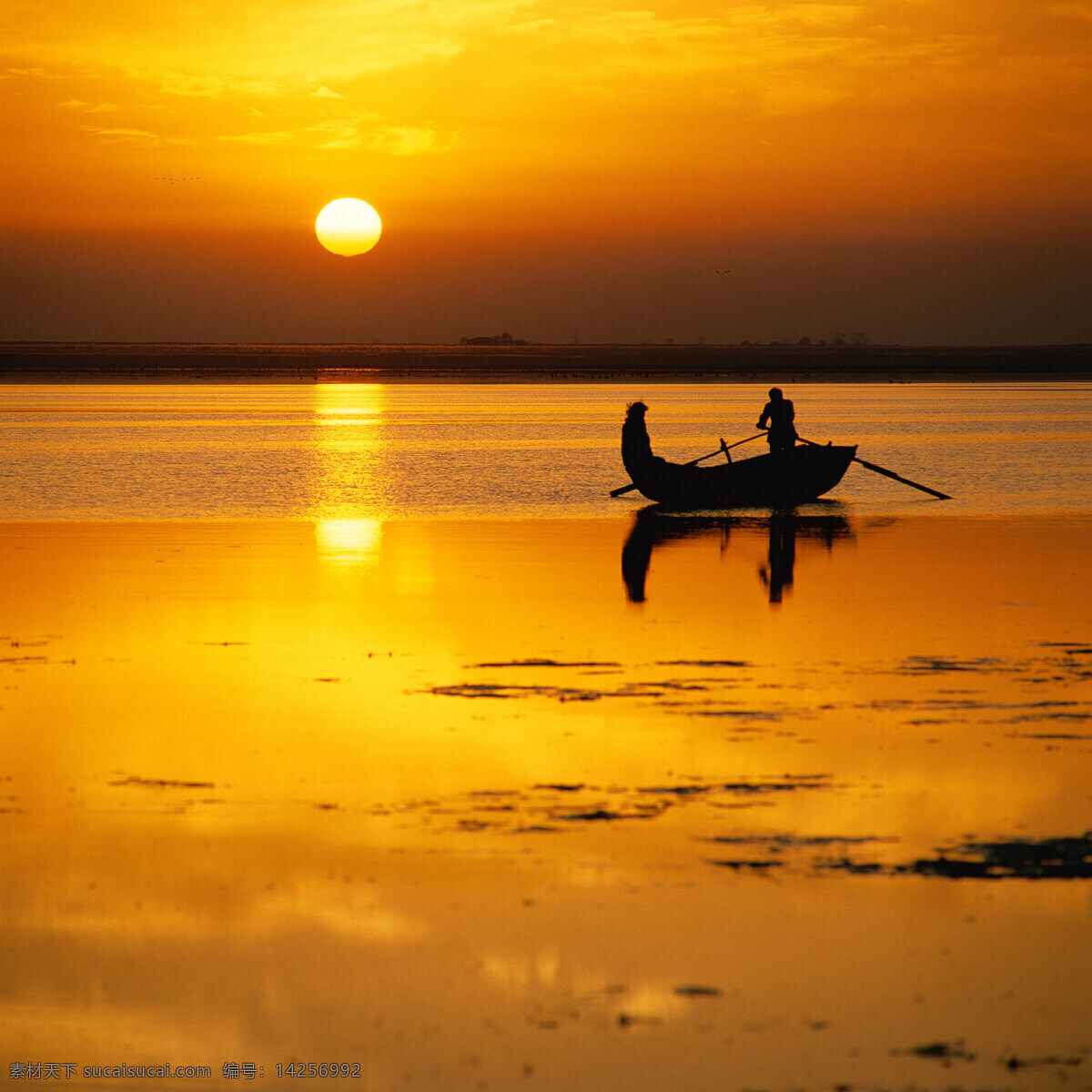 黄昏 划船 渔人 景色 天空 傍晚 夕阳 河岸 河水 湖面 倒影 小船 高清图片 山水风景 风景图片