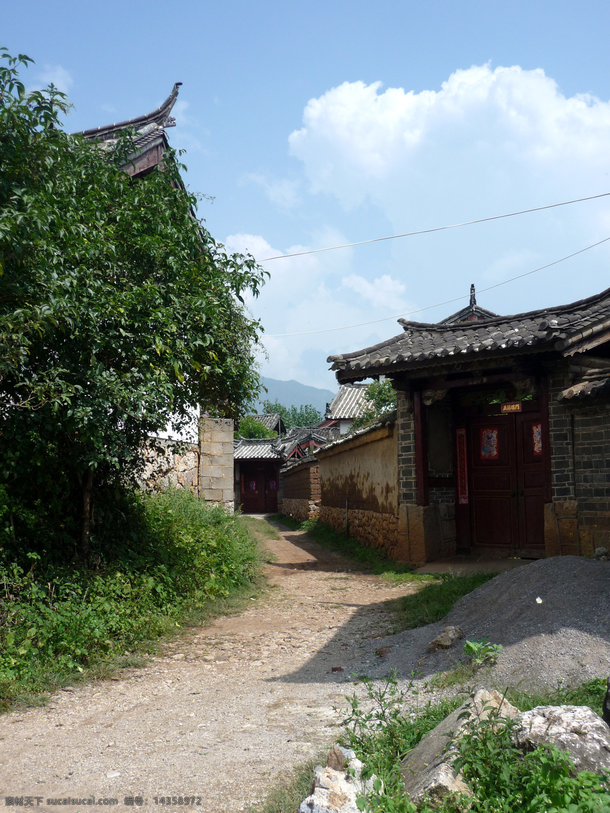 云南古村 蓝天 白云 吊脚楼 昆明民宅 云南吊脚楼 建筑景观 自然景观 黑色