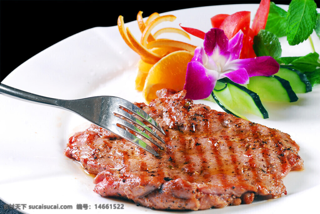 菲力牛排 美式牛排 西式美食 鲜嫩多汁 高档餐饮 美味佳肴 装盘艺术 餐厅美食 橙片点缀 花卉装饰